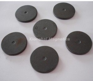 Ceramic magnets comprising strontium carbonate and iron oxide